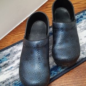 Dansko nursing shoes women's 9